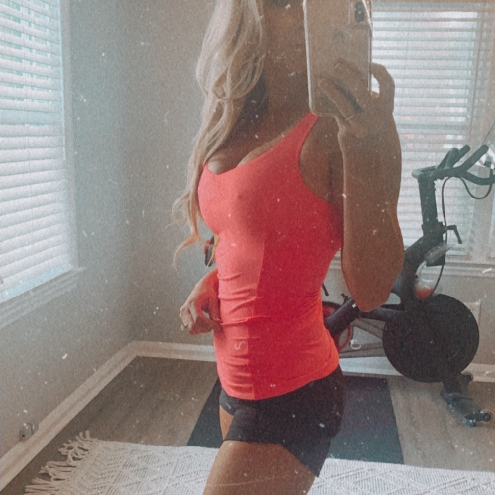 Lululemon hot pink tank with built in bra size 4